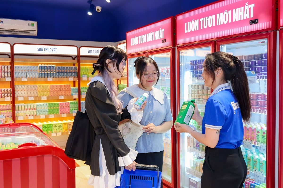 Đổi mới ấn tượng, 'bắt sóng' giới trẻ, Vinamilk được nhóm khách hàng trẻ chú ý và yêu thích Ảnh:Nguyên Phương. Đổi mới ấn tượng, 'bắt sóng' giới trẻ, Vinamilk được nhóm khách hàng trẻ chú ý và yêu thích Ảnh:Nguyên Phương.