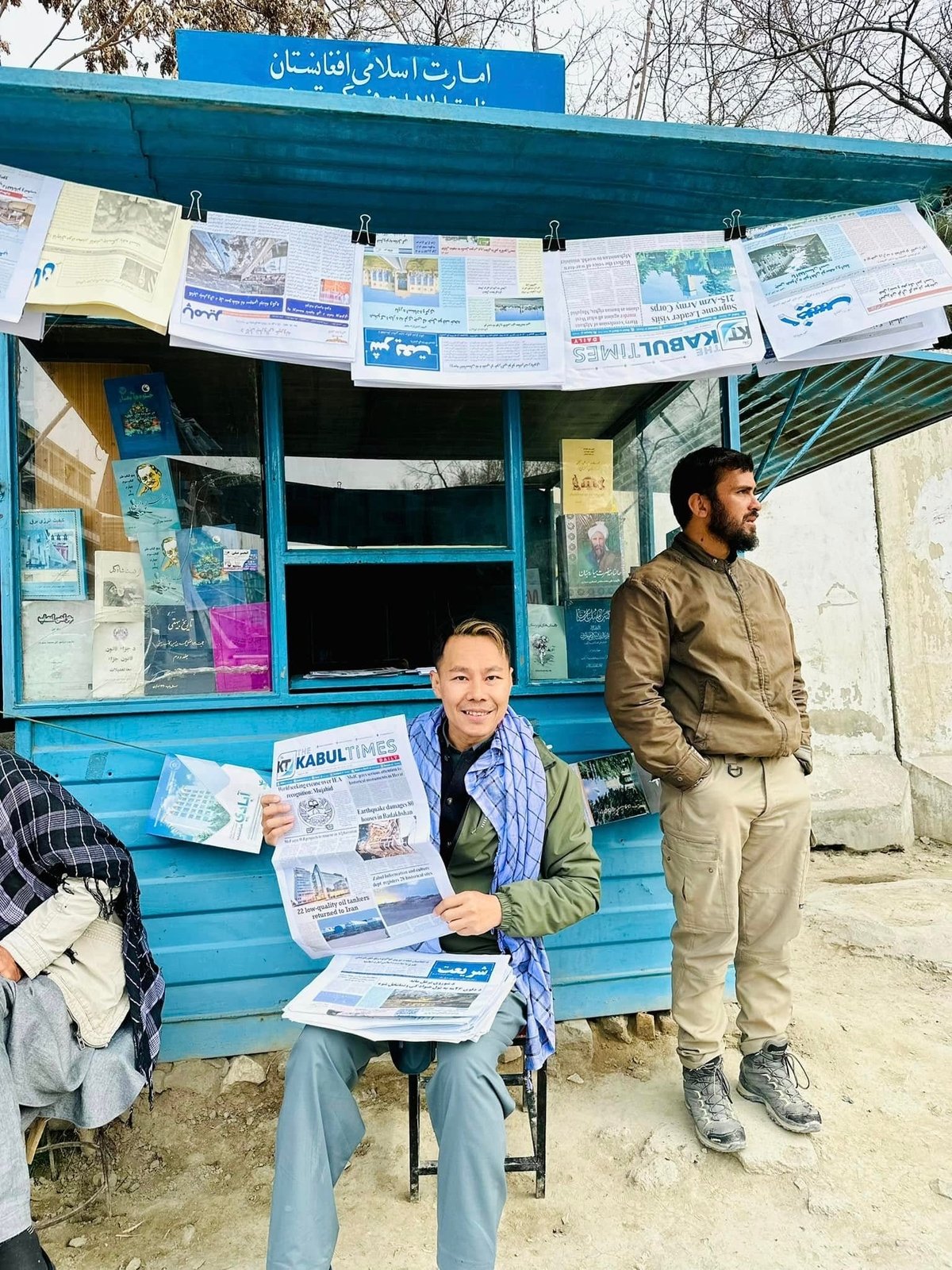 Trung Nghĩa tại một sạp báo ở thủ đô Kabul, Afghanistan. Ảnh: Nhân vật cung cấp. Trung Nghĩa tại một sạp báo ở thủ đô Kabul, Afghanistan. Ảnh: Nhân vật cung cấp.