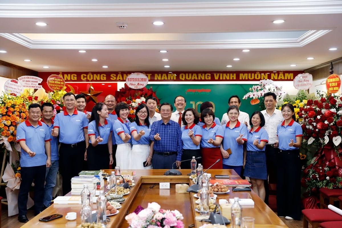Báo chí hôm nay cần trở thành người kể chuyện, một bài báo hay còn nâng tầm cho cả một cộng đồng. Ảnh: Khương Trung. Báo chí hôm nay cần trở thành người kể chuyện, một bài báo hay còn nâng tầm cho cả một cộng đồng. Ảnh: Khương Trung.