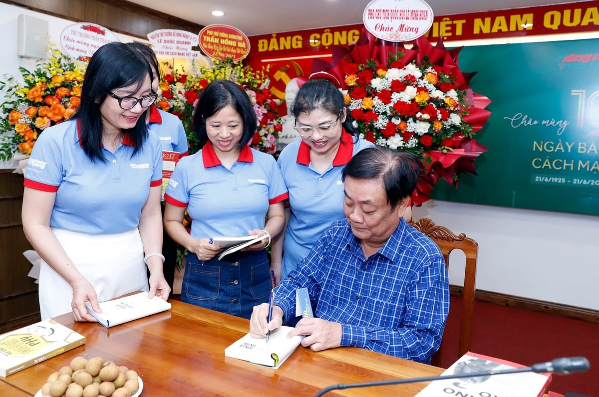 Phó Chủ tịch Quốc hội Lê Minh Hoan tặng sách cho các cán bộ Báo Nông nghiệp và Môi trường. Ảnh: Khương Trung. Phó Chủ tịch Quốc hội Lê Minh Hoan tặng sách cho các cán bộ Báo Nông nghiệp và Môi trường. Ảnh: Khương Trung.