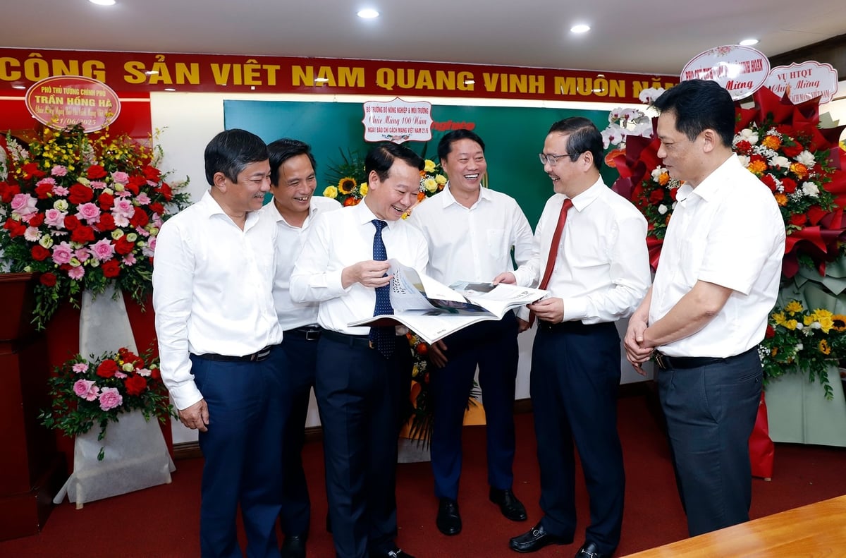 Trong không khí kỷ niệm 100 năm Ngày Báo chí Cách mạng Việt Nam, Bộ trưởng Bộ Nông nghiệp và Môi trường Đỗ Đức Duy đã tới thăm và chúc mừng tập thể cán bộ, phóng viên, biên tập viên, cộng tác viên Báo Nông nghiệp và Môi trường. Ảnh: Khương Trung. Trong không khí kỷ niệm 100 năm Ngày Báo chí Cách mạng Việt Nam, Bộ trưởng Bộ Nông nghiệp và Môi trường Đỗ Đức Duy đã tới thăm và chúc mừng tập thể cán bộ, phóng viên, biên tập viên, cộng tác viên Báo Nông nghiệp và Môi trường. Ảnh: Khương Trung.