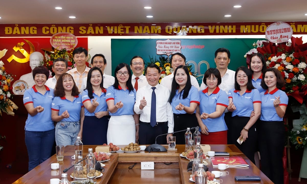 Bộ trưởng Đỗ Đức Duy chụp ảnh lưu niệm với các cán bộ Báo Nông nghiệp và Môi trường. Ảnh: Khương Trung. Bộ trưởng Đỗ Đức Duy chụp ảnh lưu niệm với các cán bộ Báo Nông nghiệp và Môi trường. Ảnh: Khương Trung.