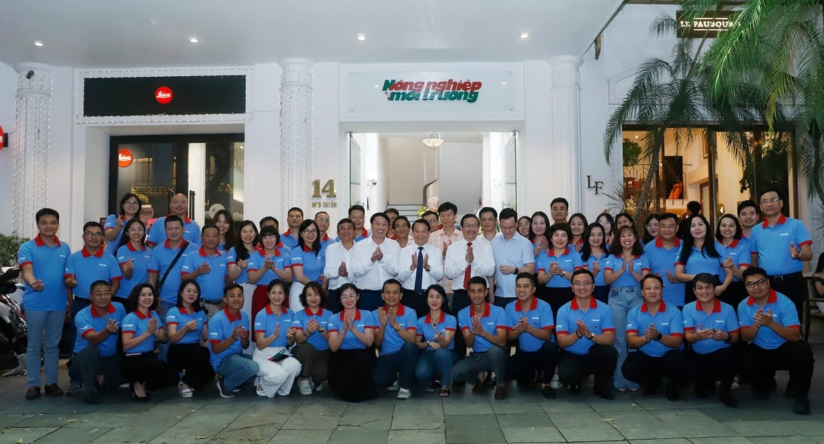 Tối 21/6, Bộ trưởng Đỗ Đức Duy chụp ảnh lưu niệm với các cán bộ Báo Nông nghiệp và Môi trường tại trụ sở Báo (Số 14 Ngô Quyền, Hoàn Kiếm, Hà Nội). Ảnh: Khương Trung. Tối 21/6, Bộ trưởng Đỗ Đức Duy chụp ảnh lưu niệm với các cán bộ Báo Nông nghiệp và Môi trường tại trụ sở Báo (Số 14 Ngô Quyền, Hoàn Kiếm, Hà Nội). Ảnh: Khương Trung.