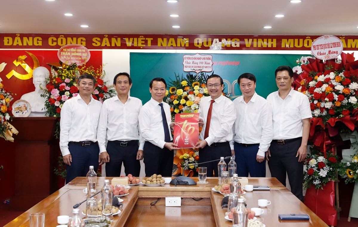 Bộ trưởng Đỗ Đức Duy ghi nhận và đánh giá cao những nỗ lực của Báo Nông nghiệp và Môi trường trong việc thực hiện tốt nhiệm vụ chính trị, sau khi hợp nhất hai tờ báo chuyên ngành. Ảnh: Khương Trung. Bộ trưởng Đỗ Đức Duy ghi nhận và đánh giá cao những nỗ lực của Báo Nông nghiệp và Môi trường trong việc thực hiện tốt nhiệm vụ chính trị, sau khi hợp nhất hai tờ báo chuyên ngành. Ảnh: Khương Trung.