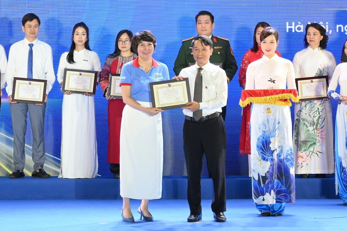 Báo Nông nghiệp và Môi trường đoạt Giải B Giải sản phẩm báo chí ấn tượng. Ảnh: Thế Đại. Báo Nông nghiệp và Môi trường đoạt Giải B Giải sản phẩm báo chí ấn tượng. Ảnh: Thế Đại.