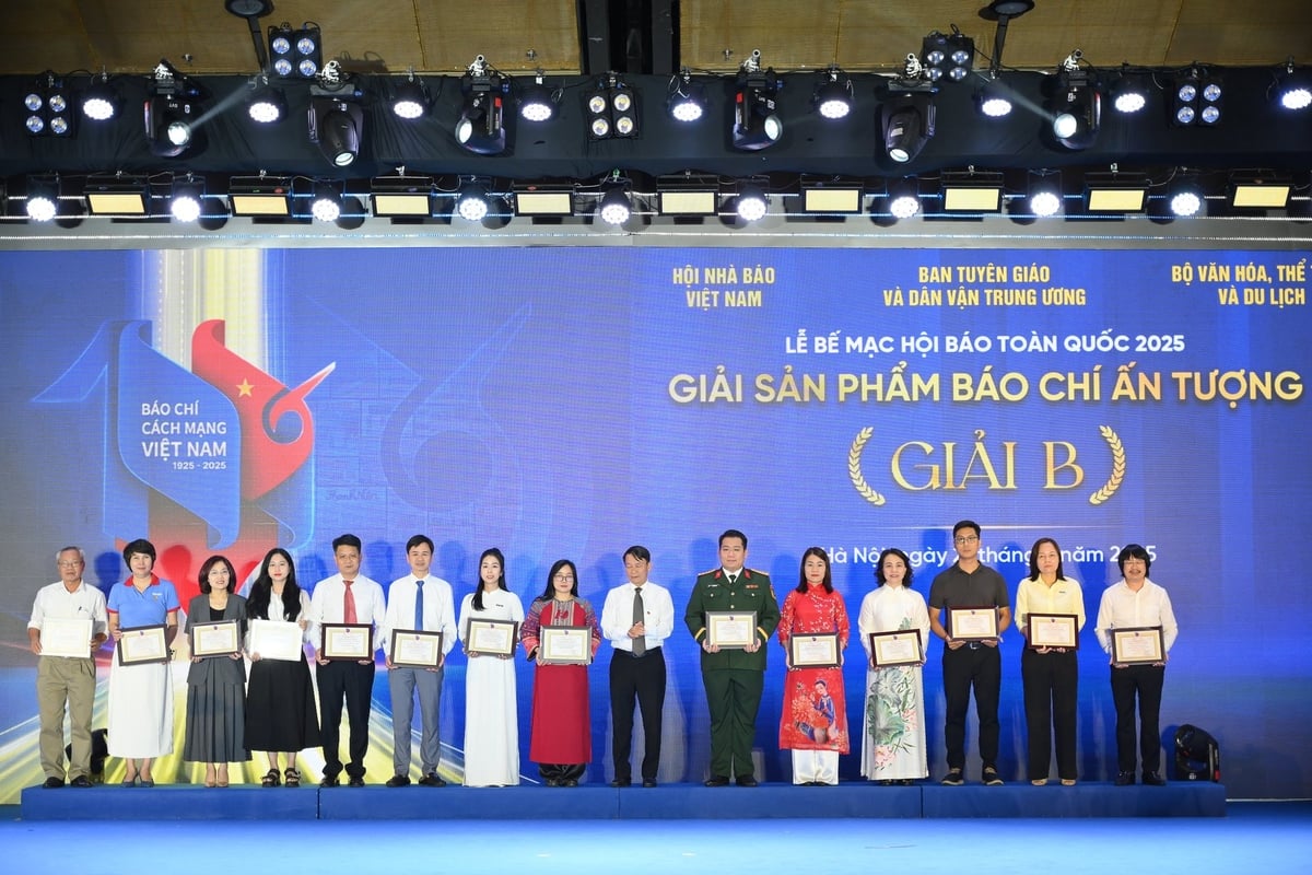 Các đơn vị Đoạt giải B, Giải sản phẩm báo chí ấn tượng tại Hội báo toàn quốc 2025. Ảnh: Thế Đại. Các đơn vị Đoạt giải B, Giải sản phẩm báo chí ấn tượng tại Hội báo toàn quốc 2025. Ảnh: Thế Đại.