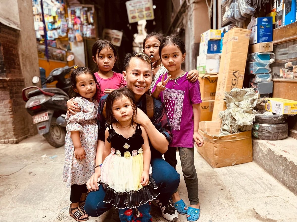 Trung Nghĩa và trẻ em ở thủ đô Kathmandu, Nepal. Ảnh: Nhân vật cung cấp. Trung Nghĩa và trẻ em ở thủ đô Kathmandu, Nepal. Ảnh: Nhân vật cung cấp.