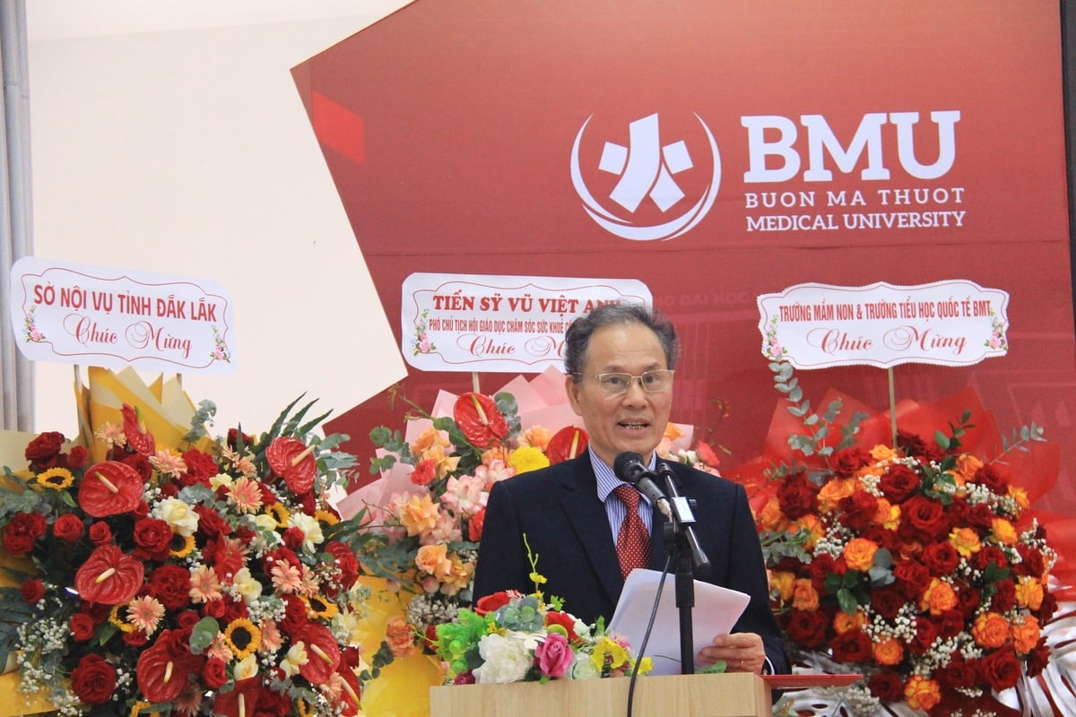 GS.TS Cao Tiến Đức - Hiệu trưởng Trường Đại học Y Dược Buôn Ma Thuột - phát biểu tham luận tại buổi lễ. Ảnh: Tuấn Trần. GS.TS Cao Tiến Đức - Hiệu trưởng Trường Đại học Y Dược Buôn Ma Thuột - phát biểu tham luận tại buổi lễ. Ảnh: Tuấn Trần.