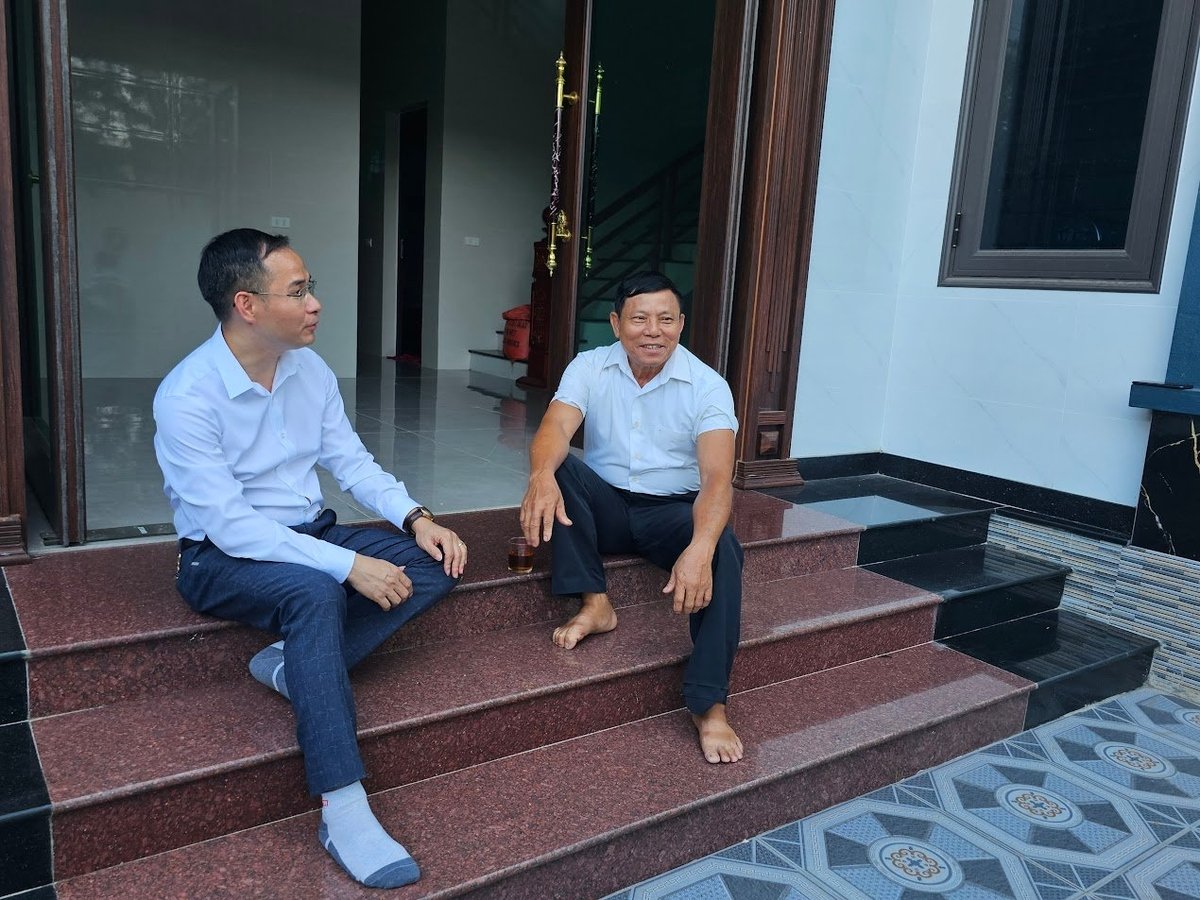 Ông Phong (bên phải) mong muốn, tới đây, việc sáp nhập các xã sẽ tạo thêm luồng sinh khí mới cho các làng quê nông thôn. Ảnh: Sơn Minh. Ông Phong (bên phải) mong muốn, tới đây, việc sáp nhập các xã sẽ tạo thêm luồng sinh khí mới cho các làng quê nông thôn. Ảnh: Sơn Minh.