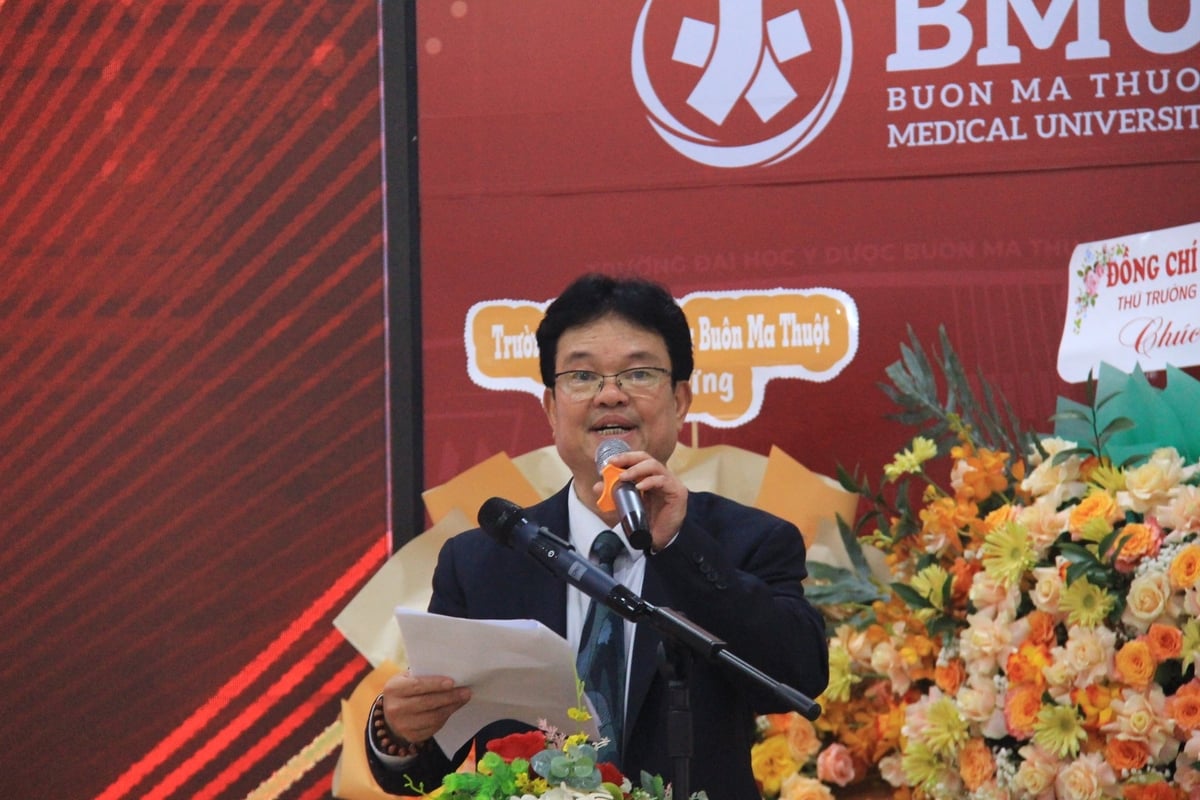 PGS.TS Phạm Lê Tuấn - Chủ tịch Hội Quân dân Y Việt Nam - phát biểu khai mạc tại buổi lễ ra mắt. Ảnh. Tuấn Trần. PGS.TS Phạm Lê Tuấn - Chủ tịch Hội Quân dân Y Việt Nam - phát biểu khai mạc tại buổi lễ ra mắt. Ảnh. Tuấn Trần.