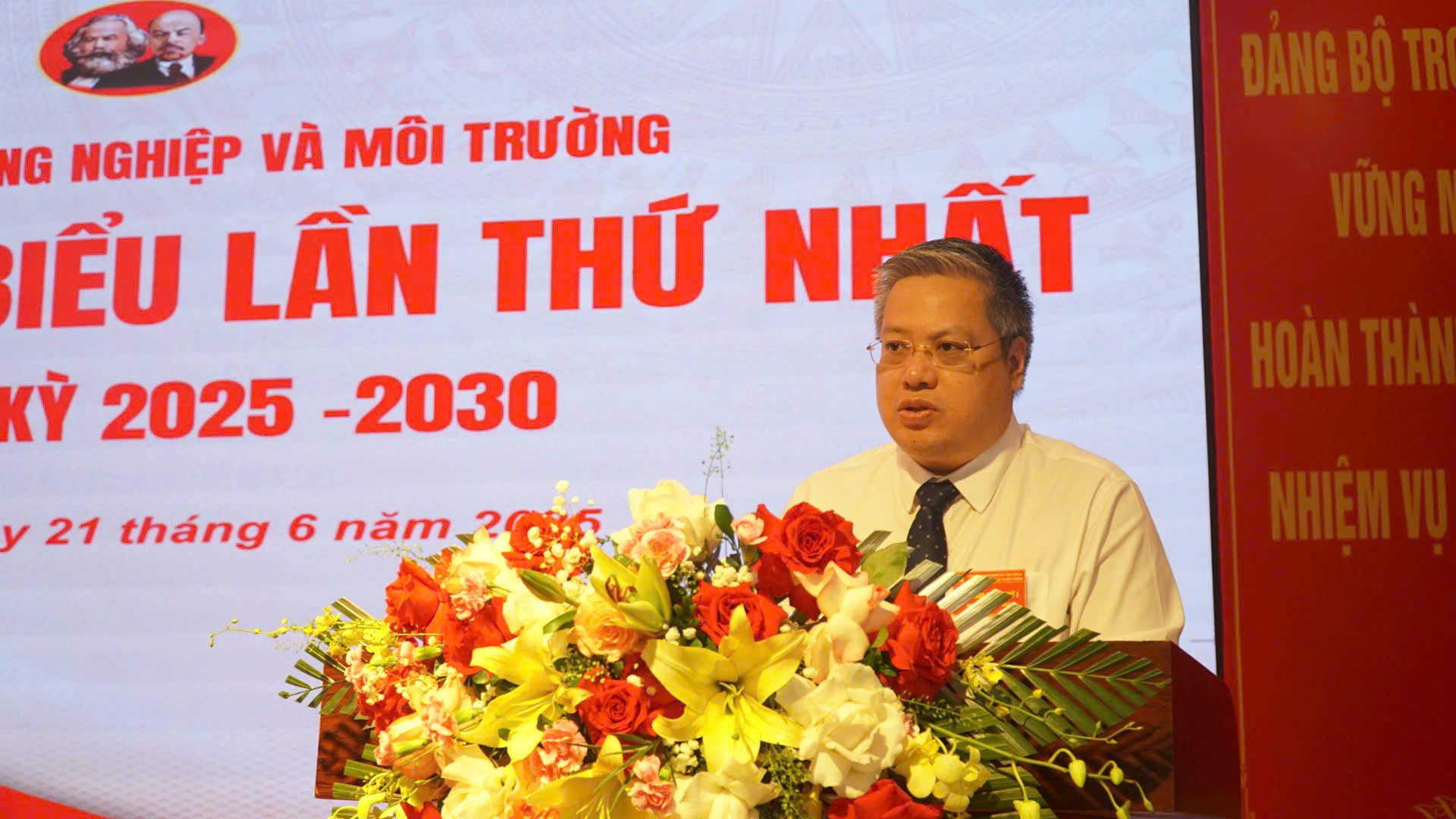 Ông Phùng Kim Sơn, Bí thư Đảng ủy, Giám đốc Sở Nông nghiệp và Môi trường phát biểu tại Đại hội. Ảnh: Đức Bình.