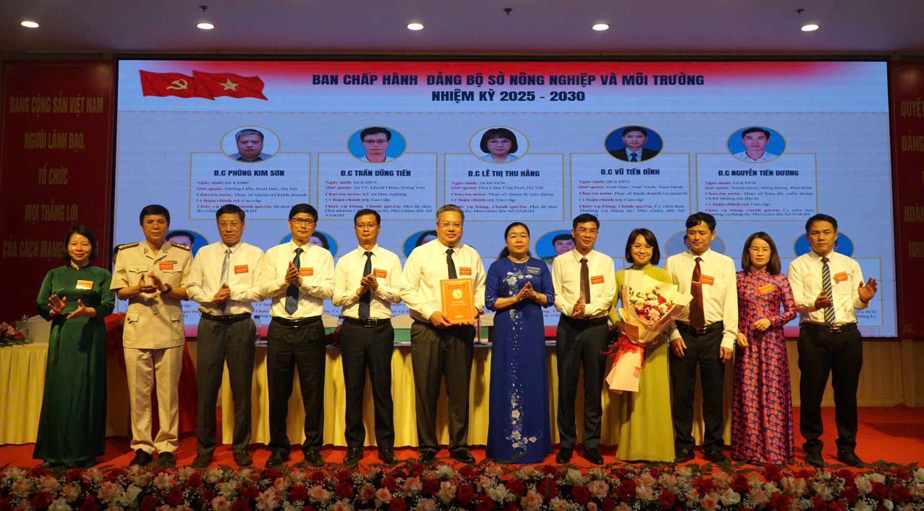 BCH Đảng bộ Sở Nông nghiệp và Môi trường Sơn La, khóa I nhiệm kỳ 2025 - 2030 ra mắt Đại hội. Ảnh: Đức Bình.