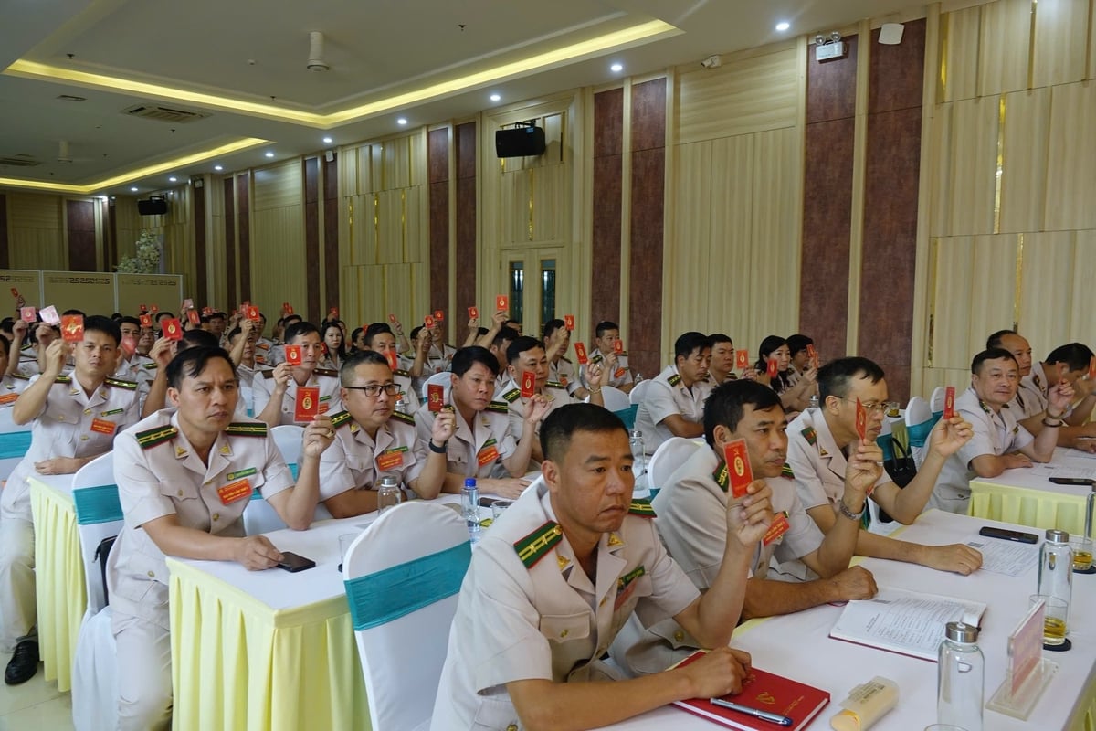 Các đại biểu biểu quyết thông qua nội dung các chỉ tiêu Nghị quyết Đại hội Đại biểu Đảng bộ Sở Nông nghiệp và Môi trường Sơn La, nhiệm kỳ 2025 - 2030. Ảnh: Đức Bình. 