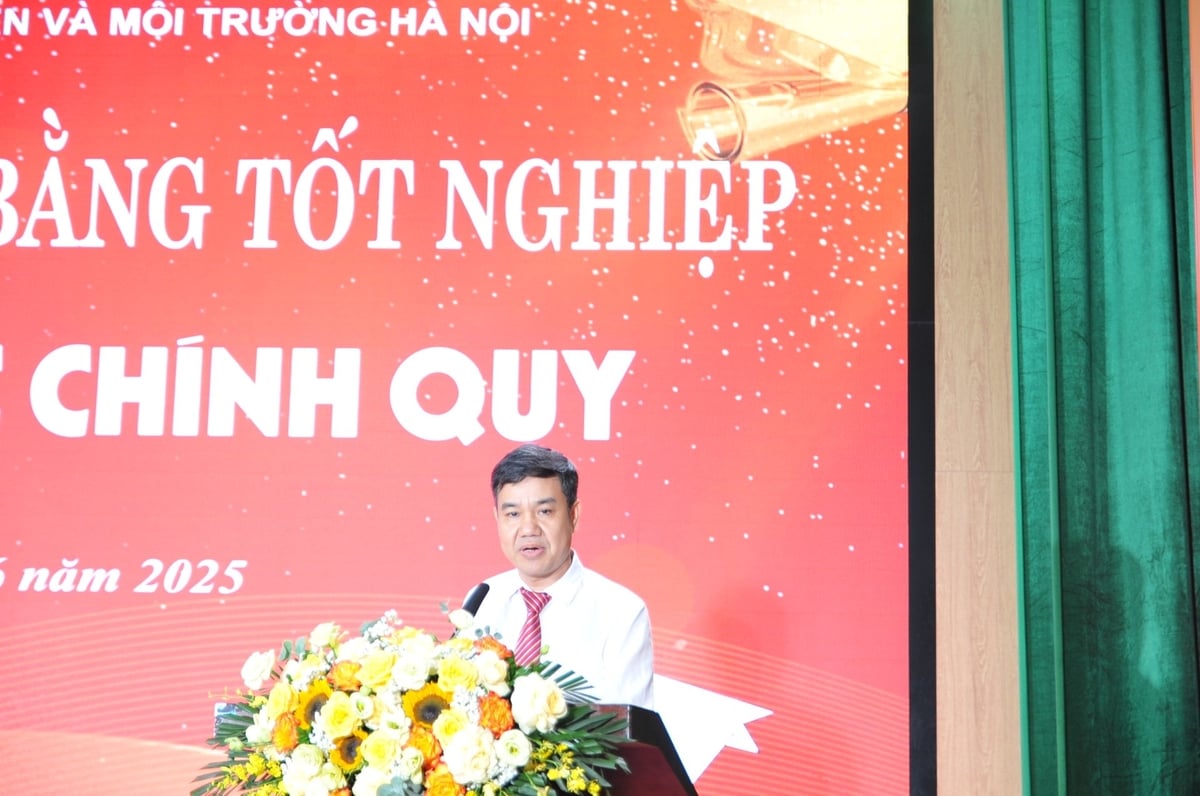 Ông Nguyễn Văn Hưởng - Trưởng Phòng Tổ chức - Hành chính, Trường Đại học Tài nguyên và Môi trường Hà Nội phát biểu tại buổi lễ. Ảnh: Mai Đan. Ông Nguyễn Văn Hưởng - Trưởng Phòng Tổ chức - Hành chính, Trường Đại học Tài nguyên và Môi trường Hà Nội phát biểu tại buổi lễ. Ảnh: Mai Đan.