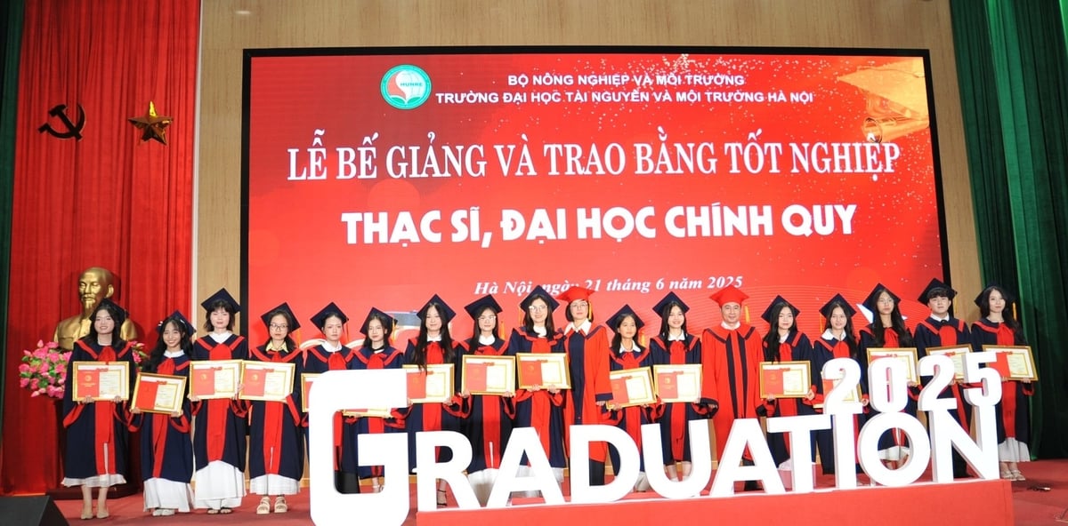 Tất cả sinh viên đại học chính quy được công nhận tốt nghiệp đợt tháng 6/2025 gồm 4.392 sinh viên khóa 11 đến từ 23 ngành, trong đó, Khoa Kinh tế có hơn 2.000 sinh viên. Ảnh: Mai Đan. Tất cả sinh viên đại học chính quy được công nhận tốt nghiệp đợt tháng 6/2025 gồm 4.392 sinh viên khóa 11 đến từ 23 ngành, trong đó, Khoa Kinh tế có hơn 2.000 sinh viên. Ảnh: Mai Đan.