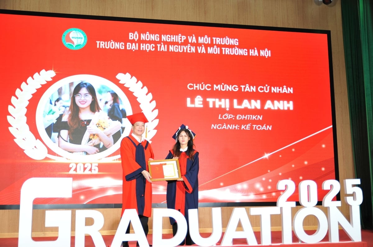 PGS. TS. Nguyễn Hoản - Trưởng Khoa Kinh tế, Trường Đại học Tài nguyên và Môi trường Hà Nội trao bằng tốt nghiệp cho tân cử nhân ngành Kế toán. Ảnh: Mai Đan. PGS. TS. Nguyễn Hoản - Trưởng Khoa Kinh tế, Trường Đại học Tài nguyên và Môi trường Hà Nội trao bằng tốt nghiệp cho tân cử nhân ngành Kế toán. Ảnh: Mai Đan.