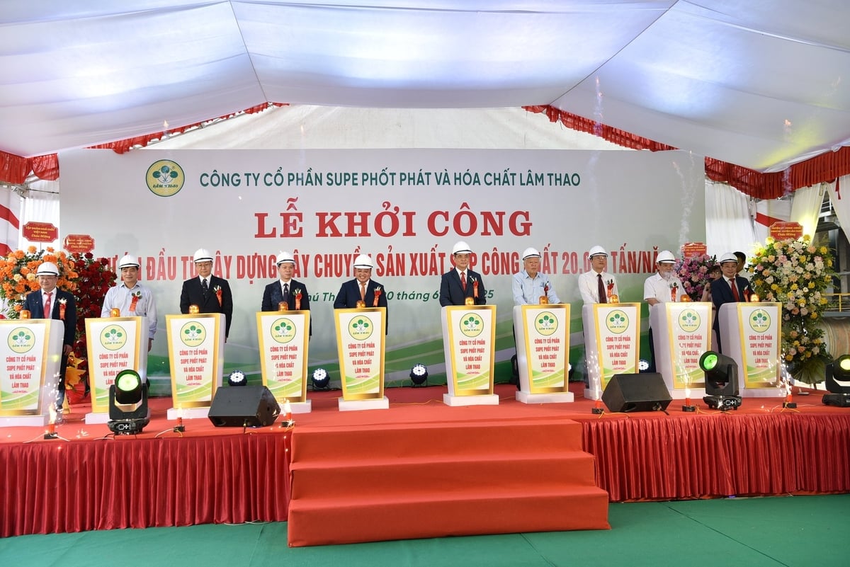 Lễ khởi công xây dựng dây chuyền sản xuất kali sunfat. Ảnh: Dương Đình Tường. Lễ khởi công xây dựng dây chuyền sản xuất kali sunfat. Ảnh: Dương Đình Tường.