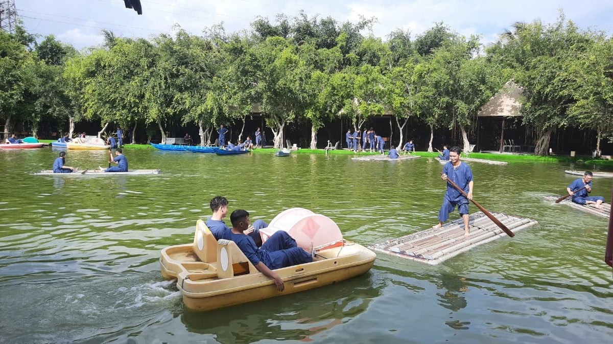 Các bạn trẻ vui chơi giải trí tại khu du lịch Làng Xanh (Châu Thành). Ảnh: Thanh Bạch. Các bạn trẻ vui chơi giải trí tại khu du lịch Làng Xanh (Châu Thành). Ảnh: Thanh Bạch.
