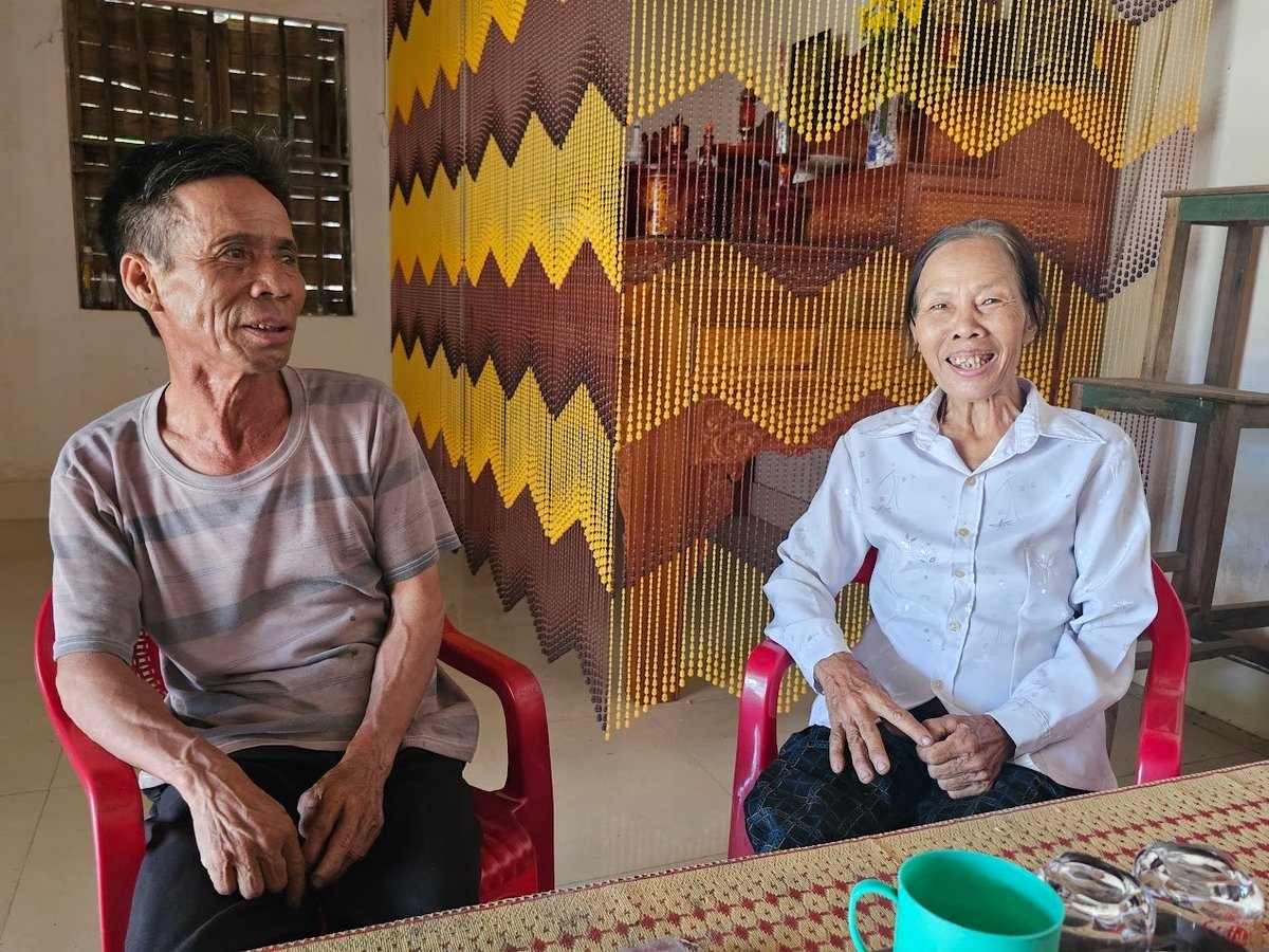 Gặp chúng tôi lần này, vợ chồng bà Lê Thị Hương vui tươi hẳn lên, không còn khóc, kêu than nữa. Ảnh: Văn Hùng Gặp chúng tôi lần này, vợ chồng bà Lê Thị Hương vui tươi hẳn lên, không còn khóc, kêu than nữa. Ảnh: Văn Hùng