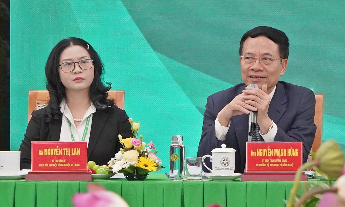 Bộ trưởng Nguyễn Mạnh Hùng dành nhiều thời gian chia sẻ, truyền cảm hứng về nghiên cứu khoa học. Ảnh: Bảo Thắng.