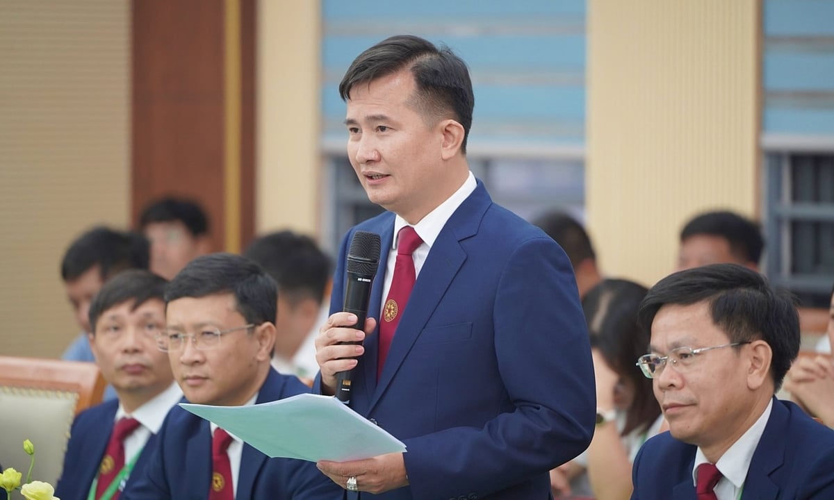 Cán bộ, giảng viên, sinh viên Học viện Nông nghiệp Việt Nam tích cực đặt câu hỏi cho Bộ trưởng. Ảnh: Bảo Thắng.