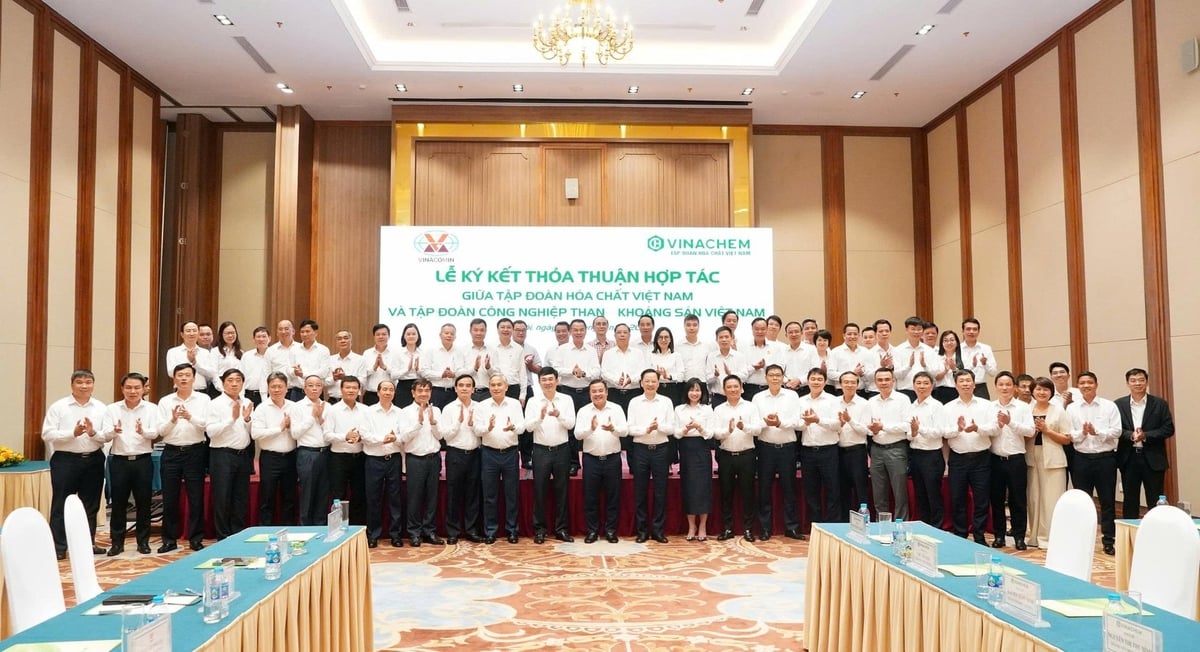 Hợp tác chiến lược giữa TKV và Vinachem hướng tới nâng tầm mối quan hệ gắn kết giữa hai đơn vị. Ảnh: Vinachem. Hợp tác chiến lược giữa TKV và Vinachem hướng tới nâng tầm mối quan hệ gắn kết giữa hai đơn vị. Ảnh: Vinachem.