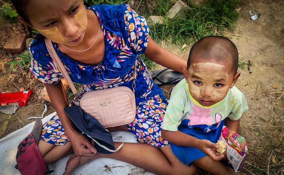 Mẹ con nạn nhân của trận động đất tại Myanmar. Ảnh: Sơn Bách. Mẹ con nạn nhân của trận động đất tại Myanmar. Ảnh: Sơn Bách.