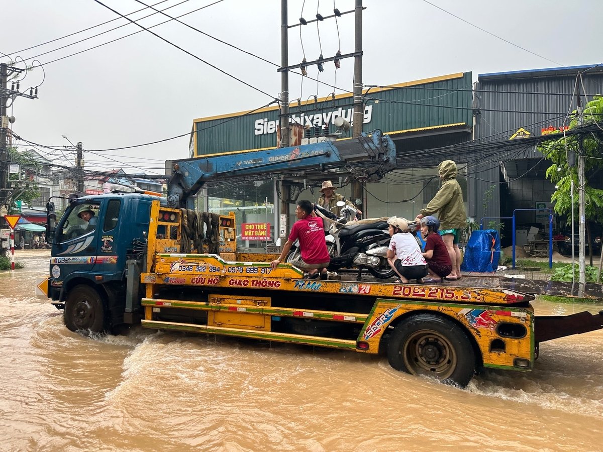 Xe cứu hộ đưa người và tài sản ra khỏi vùng ngập.