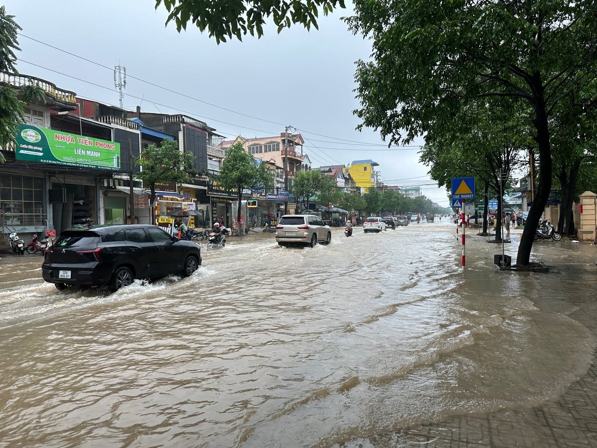 Nhiều tuyến đường rơi vào tình trạng ngập lụt, phương tiện khó di chuyển.