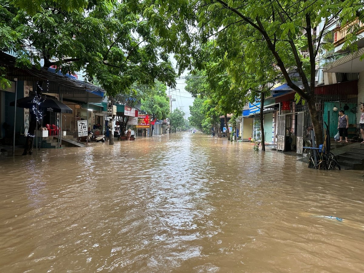Đường Quang Vinh (TP Thái Nguyên) bị ngập sâu, nước tràn vào nhà người dân, các phương tiện gần như không thể di chuyển.