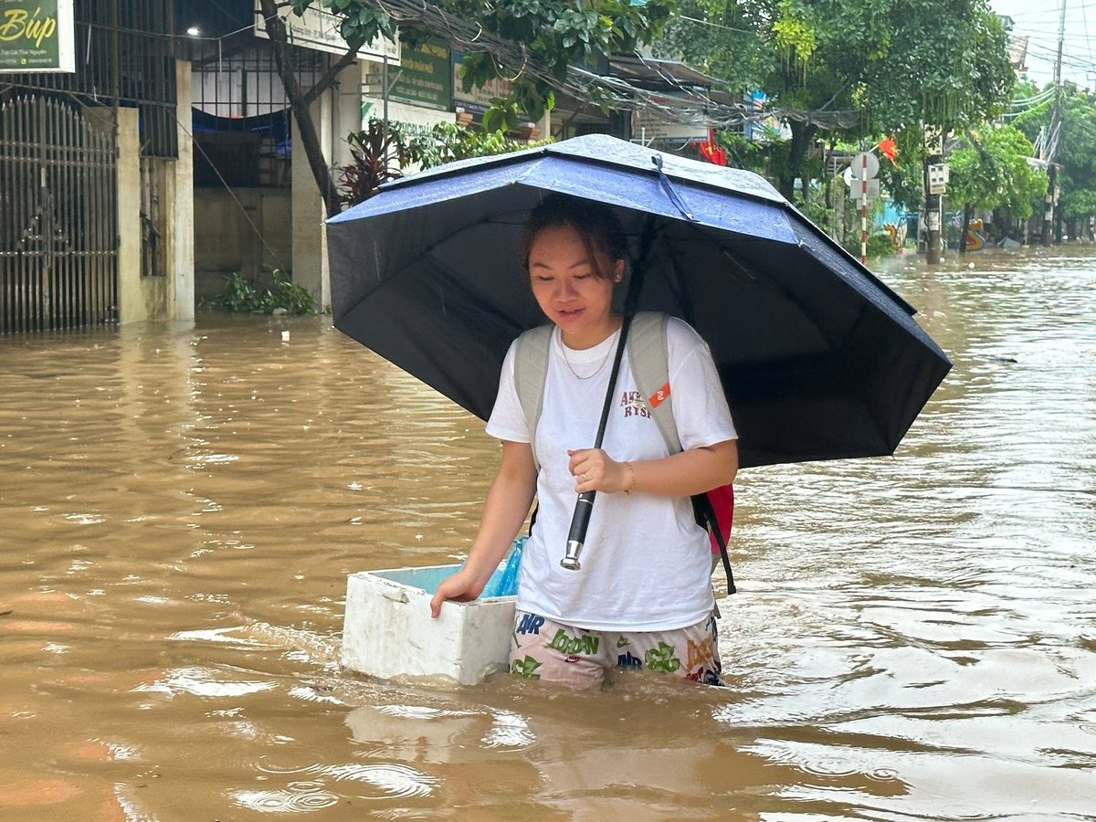 Chị Lê Thị Phương Thảo (phường Quang Vinh, TP Thái Nguyên) quyết định mang theo các đồ dùng thiết yếu rồi di chuyển sang nhà người quen ở nơi không bị ngập do lo ngại nước lũ từ thượng nguồn đổ về như năm trước.
