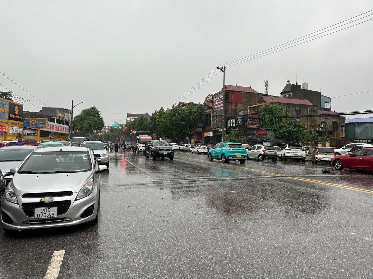 Người dân mang lượng lớn ô tô đỗ trên cầu Mỏ Bạch (TP Thái Nguyên) để tránh nước lũ dâng cao gây hư hỏng tài sản.