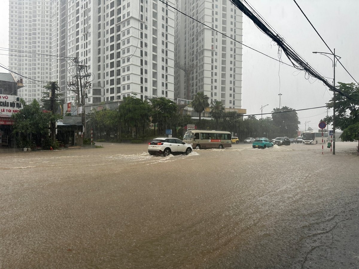Cơ quan khí tượng dự báo từ trưa 21/6 đến đêm 22/6, vùng núi và trung du miền Bắc tiếp tục mưa 50-100 mm, có nơi trên 250mm; nguy cơ mưa cường suất lớn trên 100mm trong ba giờ gây ngập sâu, lũ quét và sạt lở đất ở vùng núi.