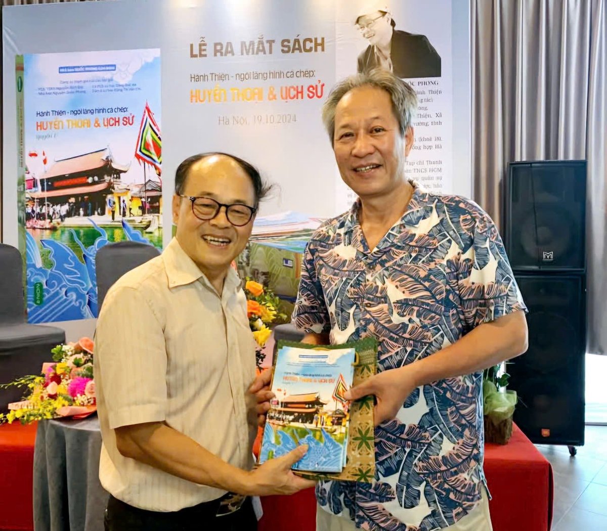 Nhà báo Nguyễn Quốc Phong trong buổi tra mắt sách 'Hành Thiện - ngôi làng hình cá chép' Nhà báo Nguyễn Quốc Phong trong buổi tra mắt sách 'Hành Thiện - ngôi làng hình cá chép'