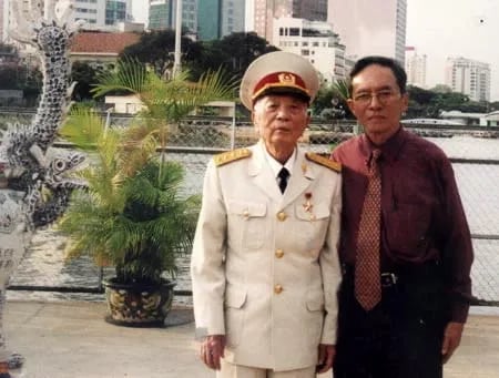 Nhà báo Phạm Khắc Lãm, một thời là thư ký cho cố Đại tướng Võ Nguyên Giáp. Nhà báo Phạm Khắc Lãm, một thời là thư ký cho cố Đại tướng Võ Nguyên Giáp.