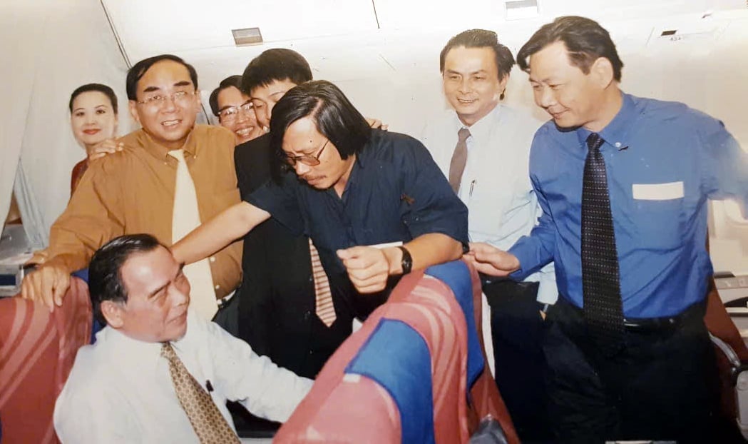 Nhà báo Xuân Ba tháp tùng chuyến thăm của Thủ tướng Phan Văn Khải. Ảnh: Tư liệu của nhà báo Xuân Ba. Nhà báo Xuân Ba tháp tùng chuyến thăm của Thủ tướng Phan Văn Khải. Ảnh: Tư liệu của nhà báo Xuân Ba.