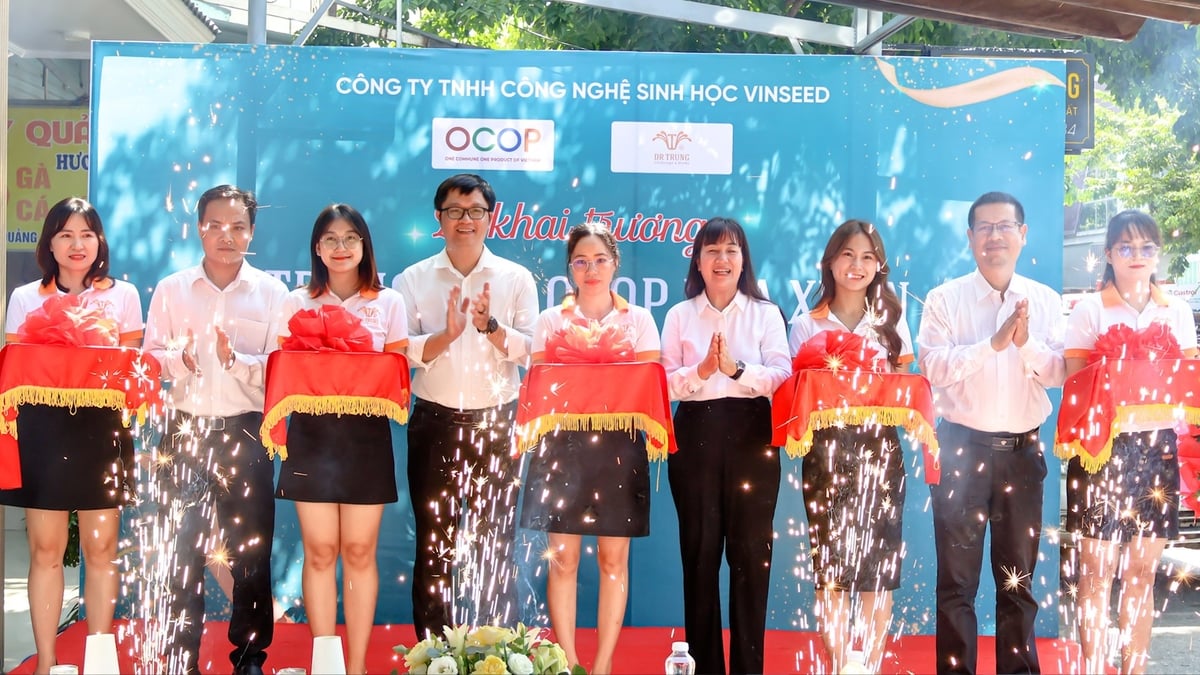 Sáng 21/6, Trung tâm OCOP Hòa Xuân chính thức khai trương với nghi thức cắt băng long trọng, thu hút sự tham dự của đại diện sở, ngành và doanh nghiệp địa phương. Ảnh: Phạm Huy. Sáng 21/6, Trung tâm OCOP Hòa Xuân chính thức khai trương với nghi thức cắt băng long trọng, thu hút sự tham dự của đại diện sở, ngành và doanh nghiệp địa phương. Ảnh: Phạm Huy.