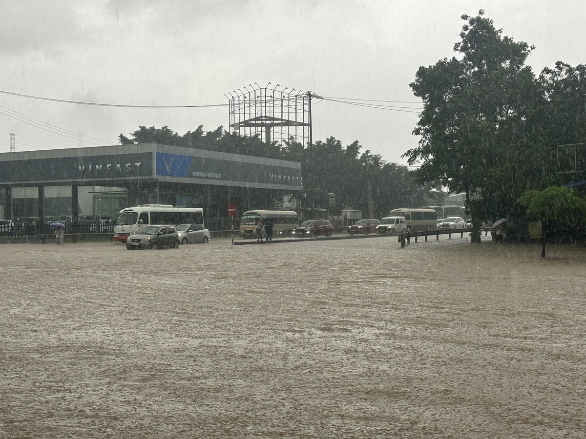 Ngập tại nút giao Thịnh Đán, cao tốc Hà Nội - Thái Nguyên, sáng 21/6. Ảnh: Quang Linh. Ngập tại nút giao Thịnh Đán, cao tốc Hà Nội - Thái Nguyên, sáng 21/6. Ảnh: Quang Linh.