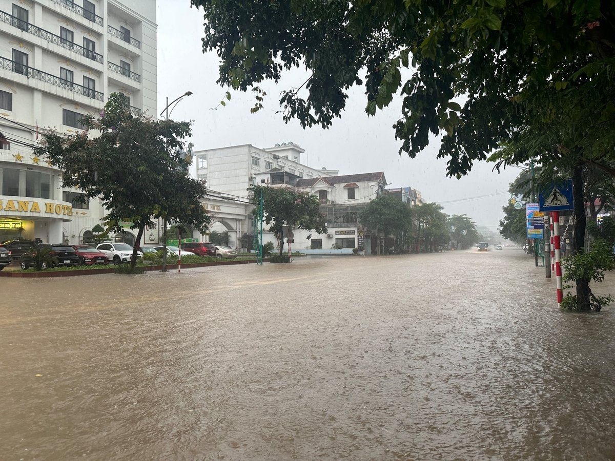 Ngập sâu khiến nhiều phương tiện không thể di chuyển qua đoạn nút giao đường Hoàng Gia và đường Quang Trung (TP Thái Nguyên). Ảnh: Quang Linh. Ngập sâu khiến nhiều phương tiện không thể di chuyển qua đoạn nút giao đường Hoàng Gia và đường Quang Trung (TP Thái Nguyên). Ảnh: Quang Linh.