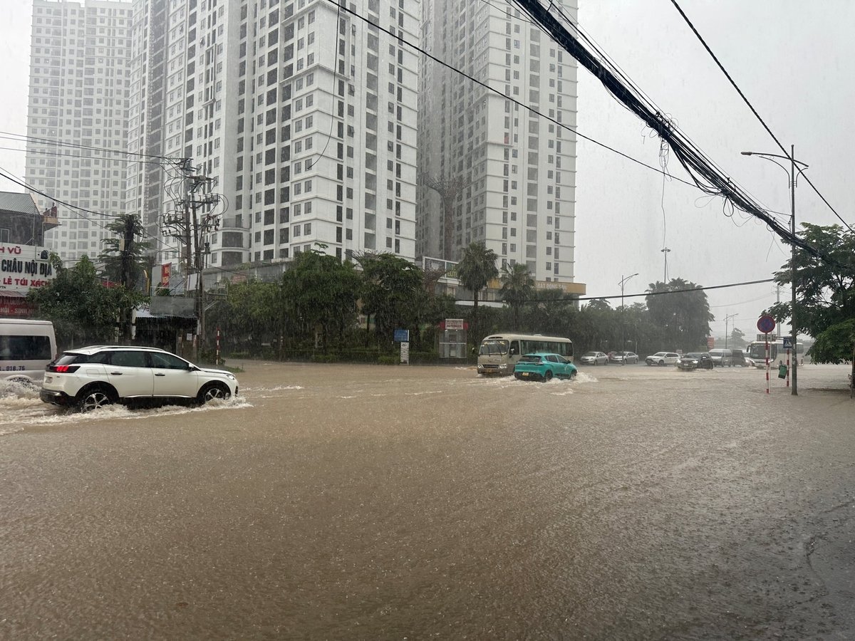 Người dân được khuyến cáo hạn chế di chuyển đến các khu vực trũng thấp, theo dõi sát các bản tin dự báo thời tiết và chủ động các biện pháp phòng tránh, đảm bảo an toàn cho người và tài sản. Ảnh: Quang Linh. Người dân được khuyến cáo hạn chế di chuyển đến các khu vực trũng thấp, theo dõi sát các bản tin dự báo thời tiết và chủ động các biện pháp phòng tránh, đảm bảo an toàn cho người và tài sản. Ảnh: Quang Linh.