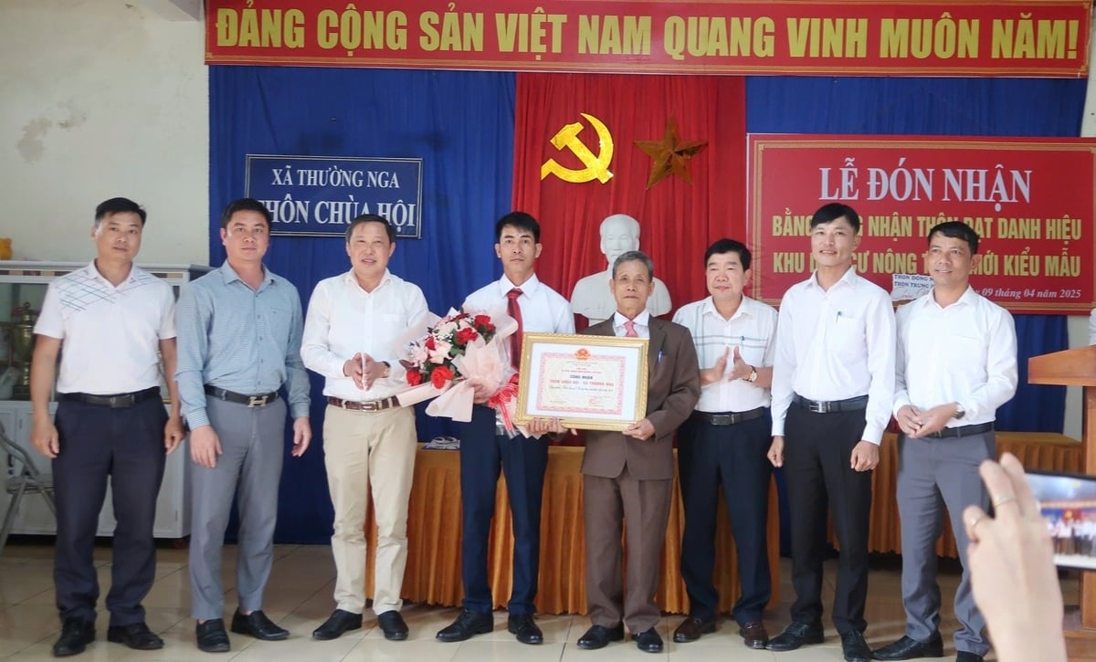 Năm 2024, thôn Chùa Hội, xã Thường Nga đón nhận Bằng công nhận đạt danh hiệu khu dân cư nông thôn mới kiểu mẫu. Ảnh: Phương Nga. Năm 2024, thôn Chùa Hội, xã Thường Nga đón nhận Bằng công nhận đạt danh hiệu khu dân cư nông thôn mới kiểu mẫu. Ảnh: Phương Nga.