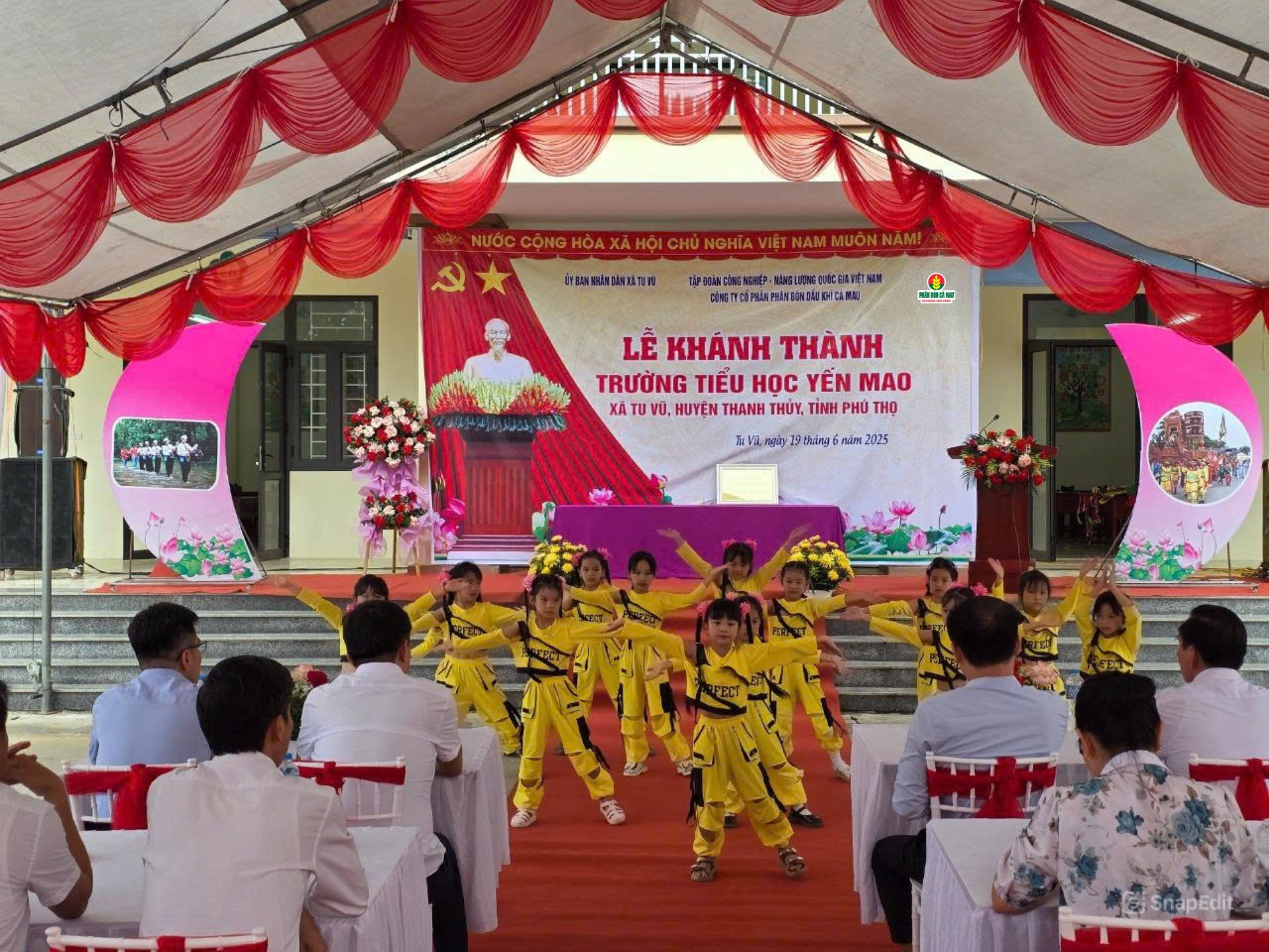 Tiết mục văn nghệ của các em nhỏ mang lại không khí vui tươi, ấm áp cho chương trình. Tiết mục văn nghệ của các em nhỏ mang lại không khí vui tươi, ấm áp cho chương trình.