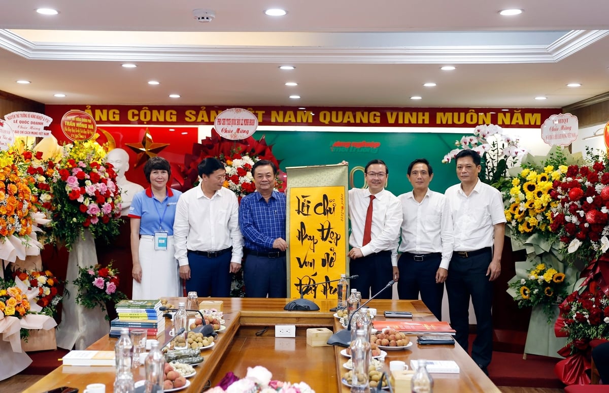 Phó Chủ tịch Quốc hội Lê Minh Hoan tặng Báo Nông nghiệp và Môi trường 8 chữ: 'Lời hay vun đất/Chữ đẹp nở hoa' sáng 21/6/2025. Ảnh: Khương Trung. Phó Chủ tịch Quốc hội Lê Minh Hoan tặng Báo Nông nghiệp và Môi trường 8 chữ: 'Lời hay vun đất/Chữ đẹp nở hoa' sáng 21/6/2025. Ảnh: Khương Trung.