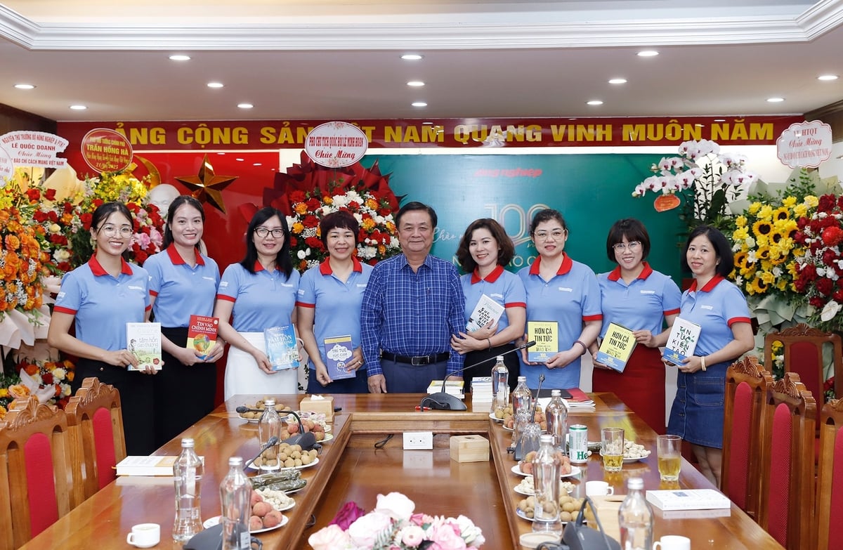 Phó Chủ tịch Quốc hội Lê Minh Hoan tặng sách cho cán bộ, phóng viên Báo Nông nghiệp và Môi trường. Ảnh: Khương Trung. Phó Chủ tịch Quốc hội Lê Minh Hoan tặng sách cho cán bộ, phóng viên Báo Nông nghiệp và Môi trường. Ảnh: Khương Trung.