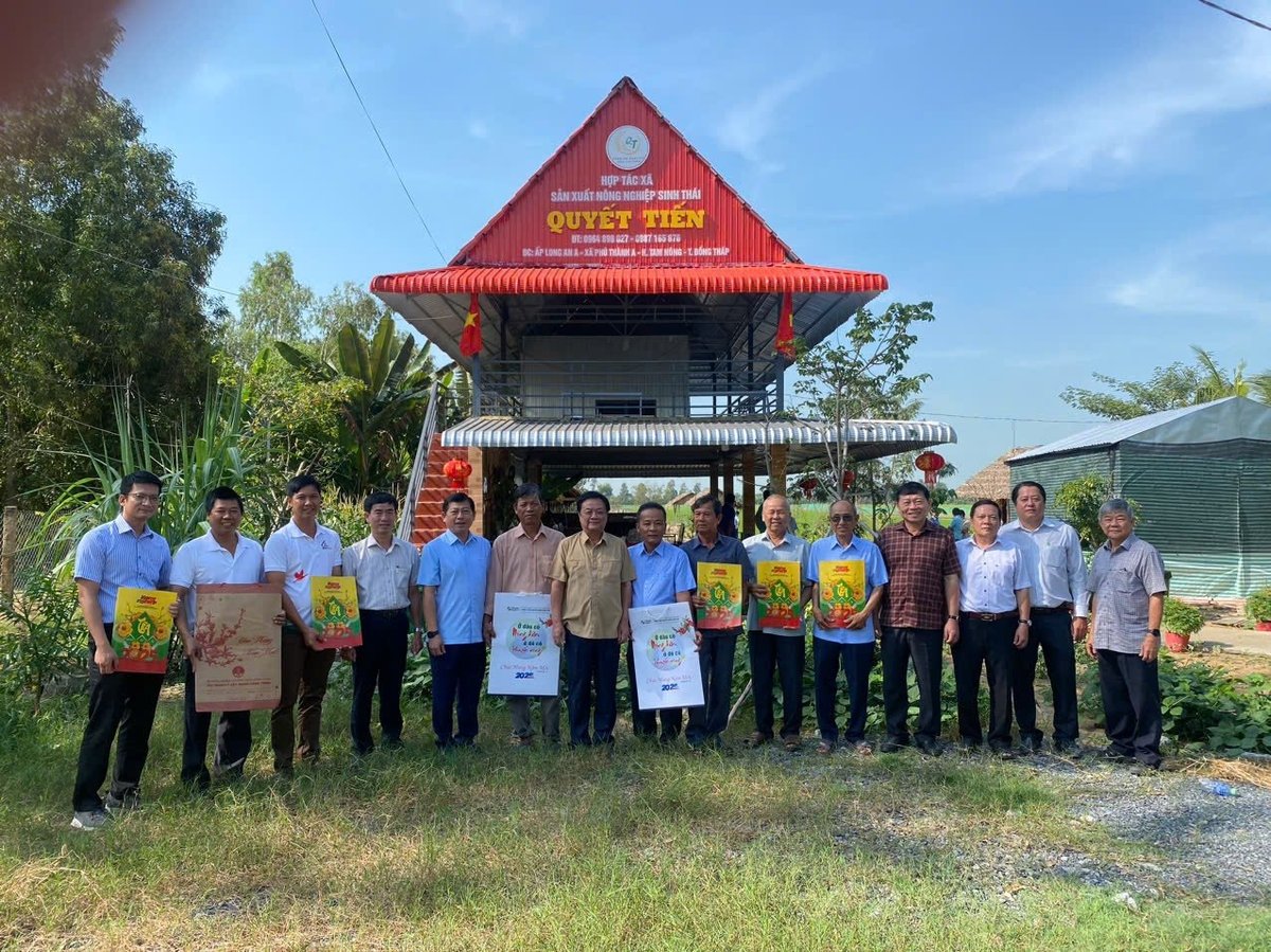 Bộ trưởng Bộ Nông nghiệp và Phát triển nông thôn Lê Minh Hoan (nay là Phó Chủ tịch Quốc hội) tặng Báo Nông nghiệp Việt Nam (nay là Báo Nông nghiệp và Môi trường) cho thành viên HTX Nông nghiệp sinh thái Quyết Tiến (Đồng Tháp). Bộ trưởng Bộ Nông nghiệp và Phát triển nông thôn Lê Minh Hoan (nay là Phó Chủ tịch Quốc hội) tặng Báo Nông nghiệp Việt Nam (nay là Báo Nông nghiệp và Môi trường) cho thành viên HTX Nông nghiệp sinh thái Quyết Tiến (Đồng Tháp).
