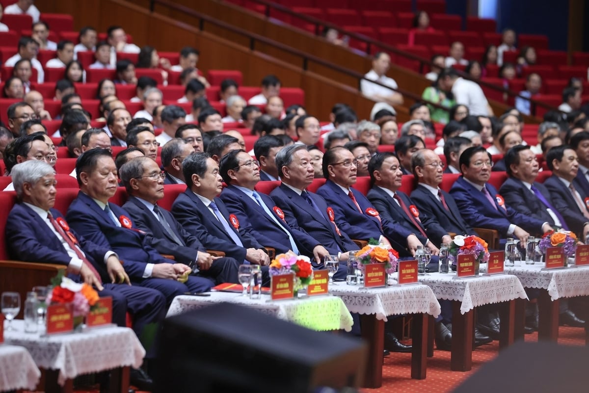 Các lãnh đạo, nguyên lãnh đạo Đảng, Nhà nước dự lễ Kỷ niệm 100 năm ngày Báo chí cách mạng Việt Nam. Ảnh: VGP. Các lãnh đạo, nguyên lãnh đạo Đảng, Nhà nước dự lễ Kỷ niệm 100 năm ngày Báo chí cách mạng Việt Nam. Ảnh: VGP.