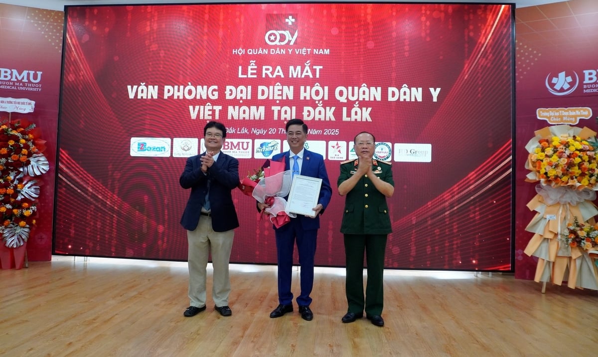 Trao quyết định thành lập Văn phòng Hội Quân dân Y tại Đắk Lắk. Ảnh: Tuấn Trần. Trao quyết định thành lập Văn phòng Hội Quân dân Y tại Đắk Lắk. Ảnh: Tuấn Trần.