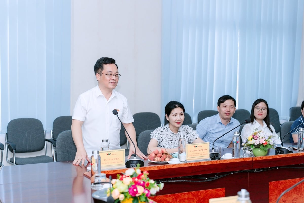 TS.Trần Tiến, Hiệu trưởng Trường Cao đẳng Truyền hình cho biết, thay vì học lý thuyết khô cứng, học viên sẽ được 'va chạm' nghề ngay trong khóa học, trải nghiệm thực tiễn và tích lũy kỹ năng đúng chuẩn nghề báo - truyền thông. Ảnh: CTV.