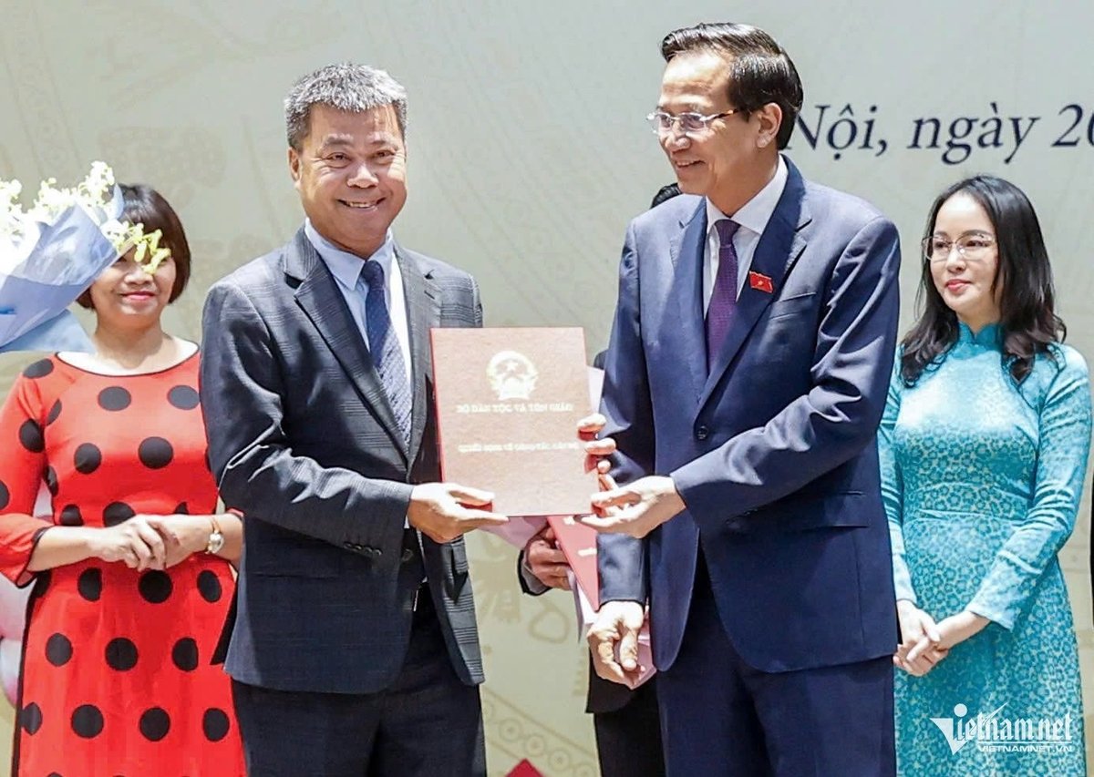 Bộ trưởng Dân tộc và Tôn giáo Đào Ngọc Dung trao quyết định bổ nhiệm ông Nguyễn Văn Bá giữ chức Tổng Biên tập Báo VietNamNet. Ảnh: Phạm Hải. Bộ trưởng Dân tộc và Tôn giáo Đào Ngọc Dung trao quyết định bổ nhiệm ông Nguyễn Văn Bá giữ chức Tổng Biên tập Báo VietNamNet. Ảnh: Phạm Hải.