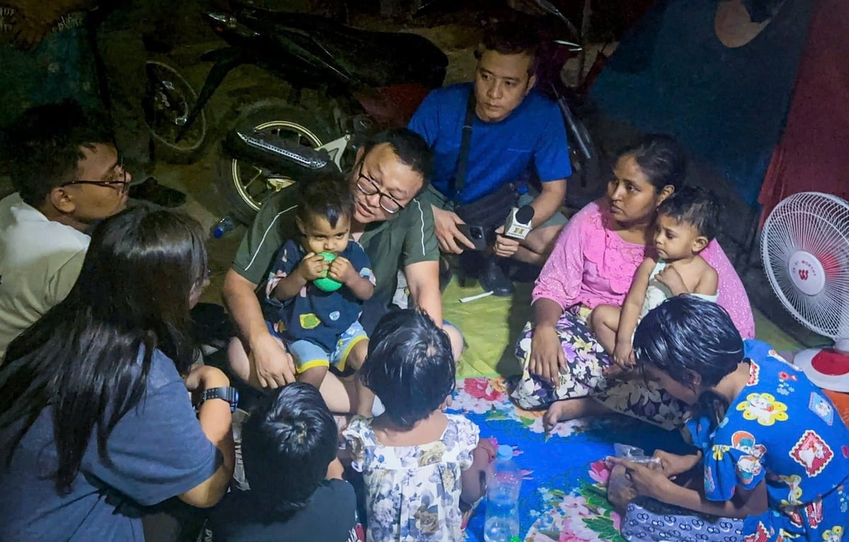 Phóng viên Sơn Bách ôm cháu bé người Myanmar trong chuyến tác nghiệp động đất. Ảnh: NVCC. Phóng viên Sơn Bách ôm cháu bé người Myanmar trong chuyến tác nghiệp động đất. Ảnh: NVCC.